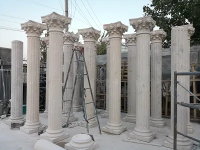 Colonna romana in pietra del portico in marmo con pilastro in pietra naturale personalizzata per residenza privata in vendita